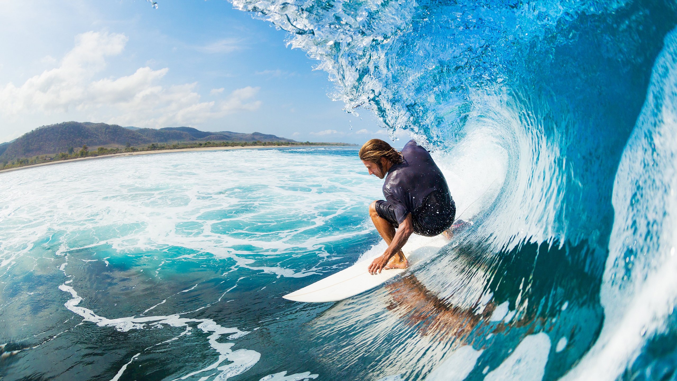 绿茵场上的绝杀与硬木地板的关键球，竞技体育中唯一性的双重奏