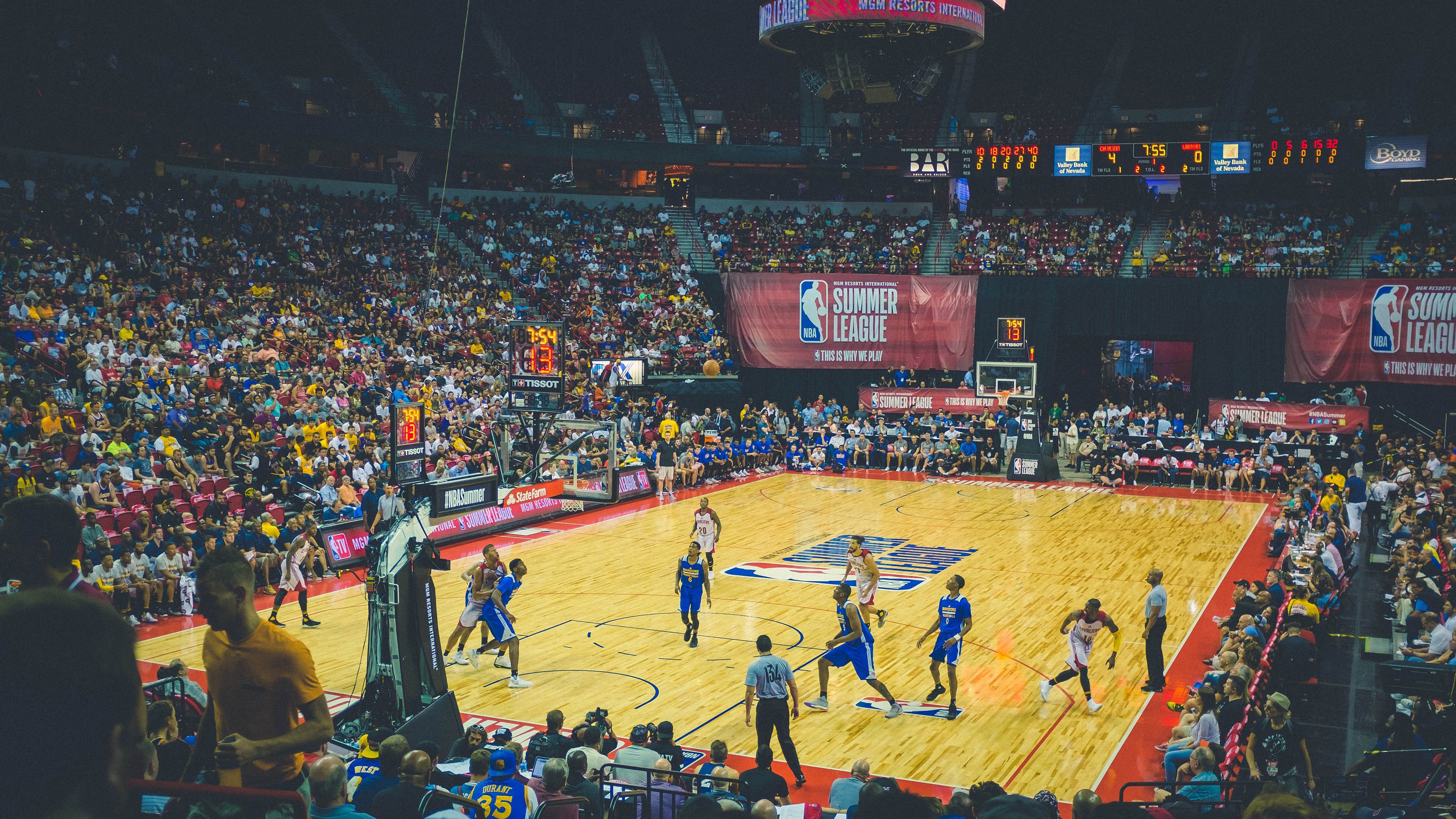 猛龙绝杀雷霆，易建联点燃赛场，一场跨越国界的篮球盛宴